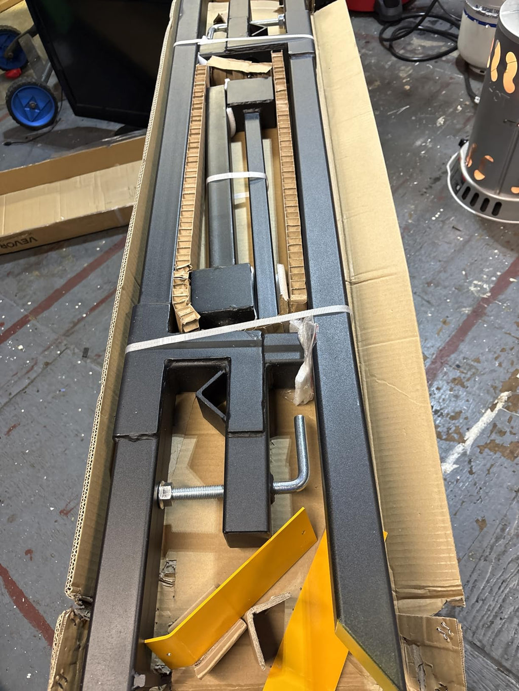 YINTATECH pallet forks stabilizer bar detail